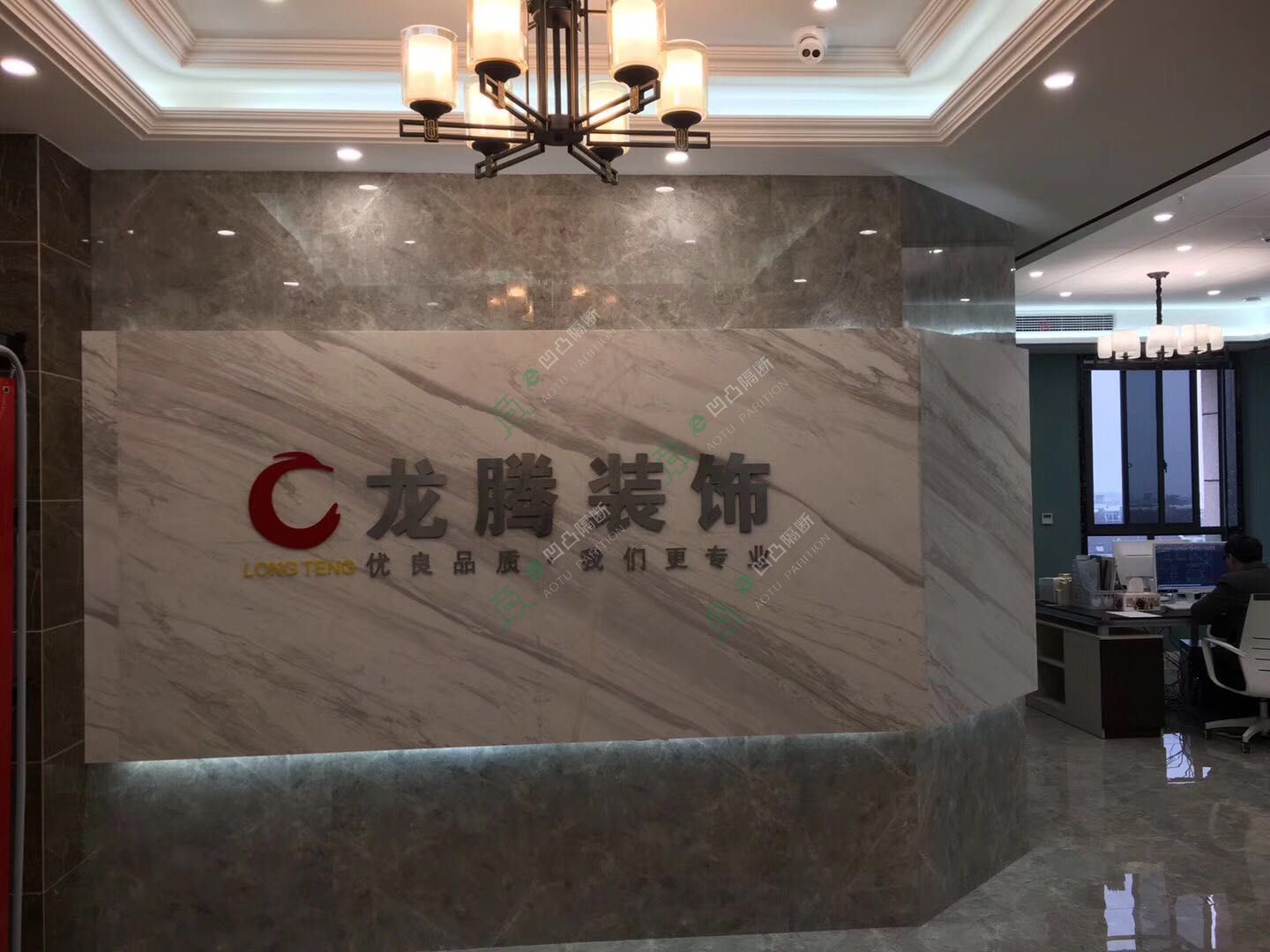 本地新款玻璃隔斷_玻璃隔斷廠家_[承接]安慶市龍騰裝飾有限公司新辦公室雙玻百葉玻璃隔斷工程